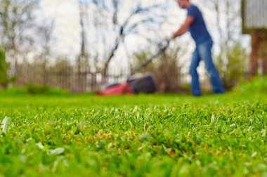 Bahçede çim biçme