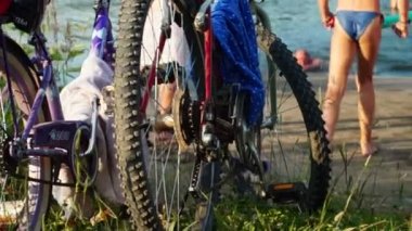 Suya atlama kız öğrenciler