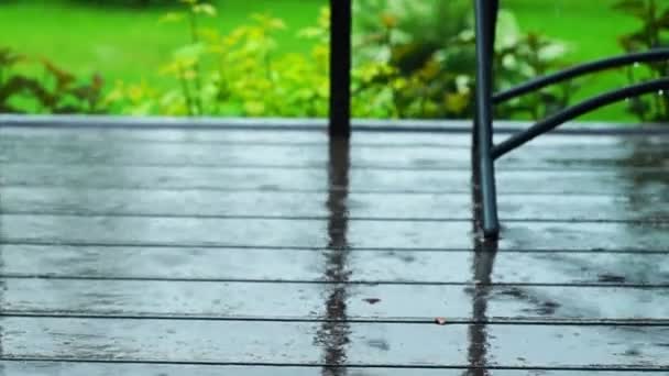 Gotas de lluvia cayendo sobre las tablas del porche . — Vídeos de Stock