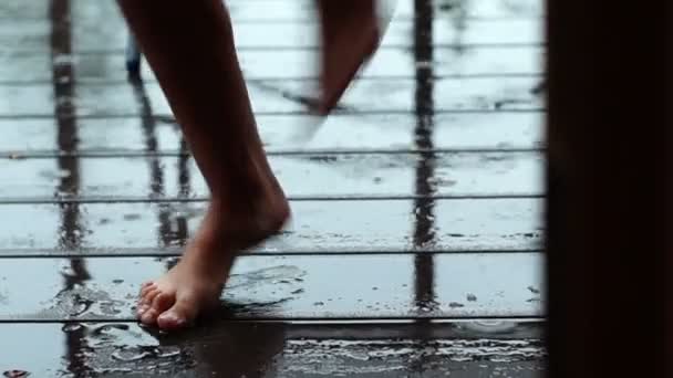 Chica desnudo bailando bajo la lluvia disfrutando de un clima cálido de verano — Vídeos de Stock