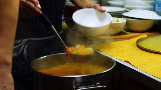 Distribuição de alimentos em cantina — Vídeo de Stock