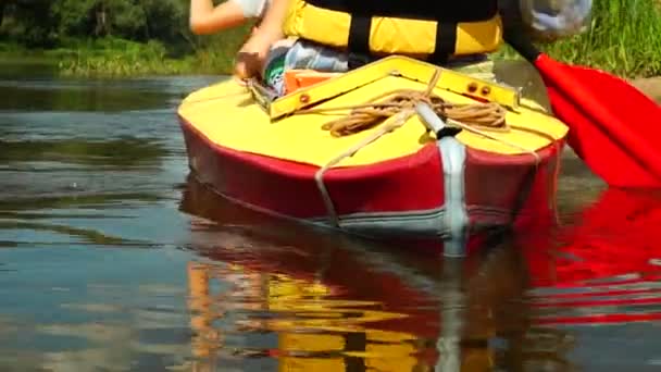 Kajak segling från kusten — Stockvideo