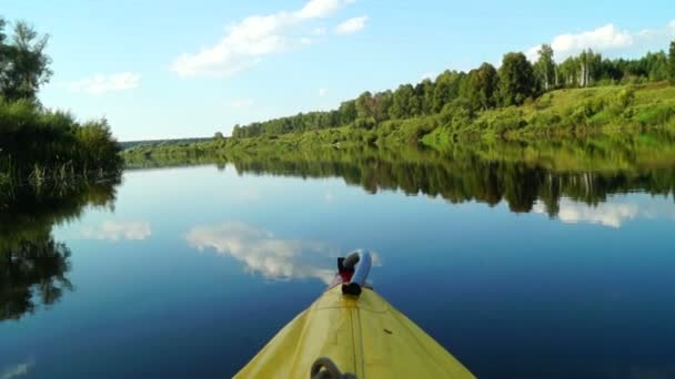 Kayak en el pintoresco río — Vídeos de Stock