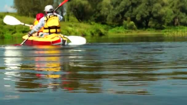 Familia viajando en kayak a lo largo del río — Vídeos de Stock