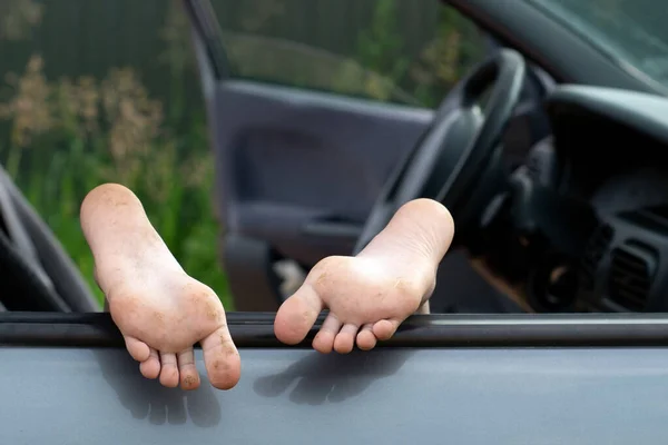 Estudantes descalços pés saindo janela do carro — Fotografia de Stock