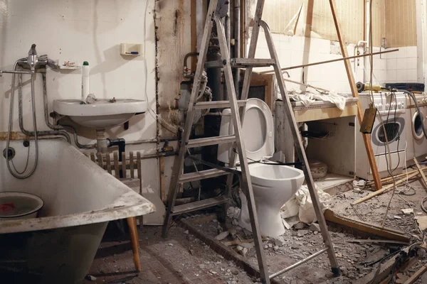 Réparations et reconstruction dans un appartement de Moscou. Les murs de la salle de bain et des toilettes ont été détruits — Photo