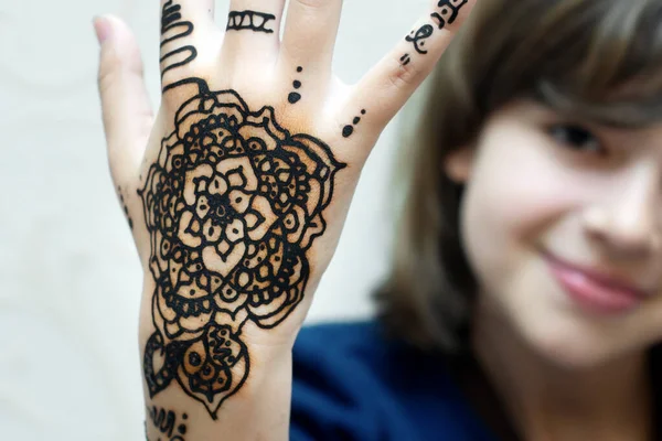 Adolescente chica muestra patrones por henna dibujado en su mano — Foto de Stock