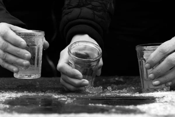 三个女人的手冬天在户外喝伏特加 — 图库照片