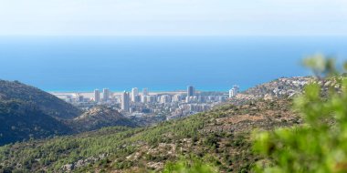 Tirat Carmel 'in İsrail' deki Carmel Dağı 'ndaki rezerv Hai Bar Carmel' den görünüşü