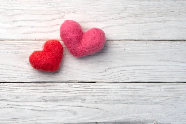 Hintergrund Valentinstag Zwei Handgefertigte Herzen Aus Wolle Liegen Auf Den — Stockfoto