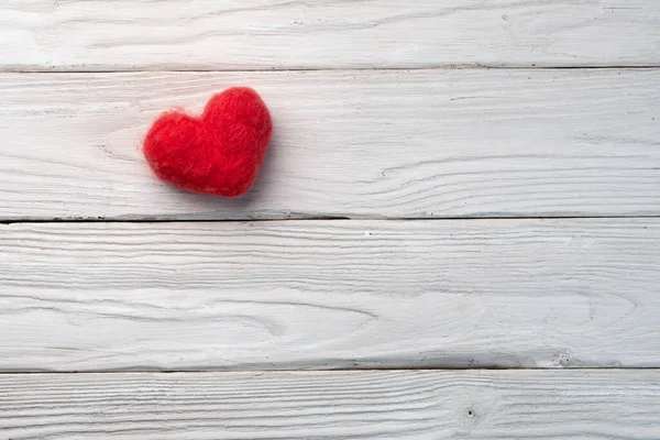 Hintergrund Valentinstag Ein Rotes Handgemachtes Herz Aus Wolle Liegt Auf — Stockfoto