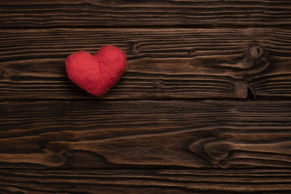 Hintergrund Valentinstag Ein Rotes Handgemachtes Herz Aus Wolle Liegt Auf — Stockfoto