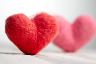 Beyaz desenli ahşap tahtaların üzerinde duran iki el yapımı kupa. Sevgililer Günü konsepti.