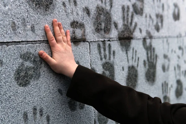 Young Girl Puts Her Hand Frosted Wall Leave Print Support — Stock Photo, Image