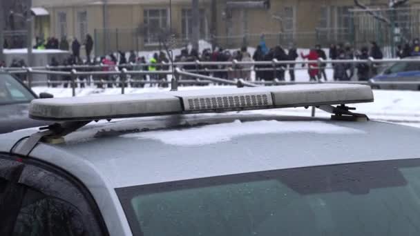 Barra lampeggiante di emergenza della polizia sulla macchina della polizia da vicino in Russia in inverno — Video Stock