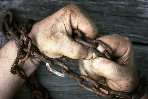 Mužské Ruce Snaží Osvobodit Řetězů Dřevěných Prknech Zblízka — Stock fotografie