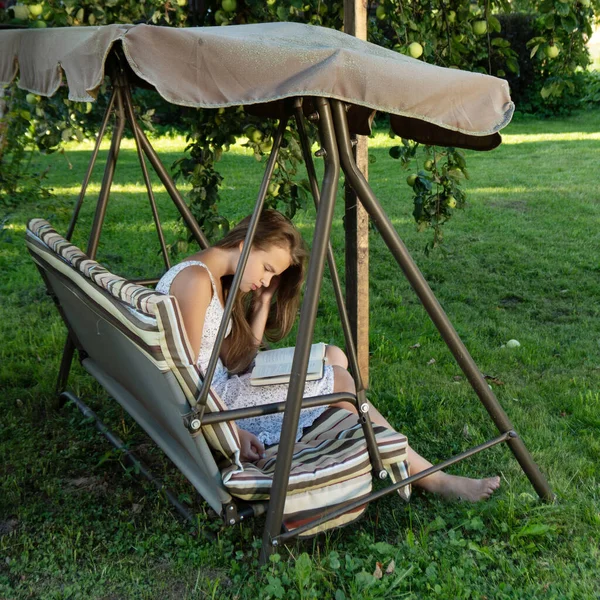 Teenagermädchen Liest Ein Buch Auf Der Gartenschaukel Sommergarten Unter Einem — Stockfoto