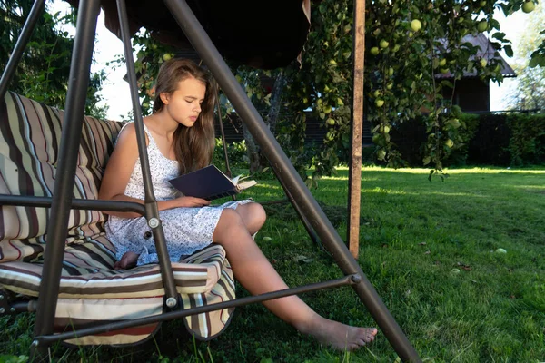 Teenagermädchen Liest Ein Buch Auf Der Gartenschaukel Sommergarten Unter Einem — Stockfoto