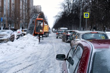 Moskova, Rusya-14 Şubat 2021 kar temizleme ekipmanları yoğun Moskova caddesini karlı kışta temizliyor