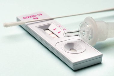 COVID-19 virüsü için hızlı test cihazı ve pozitif sonuç makro