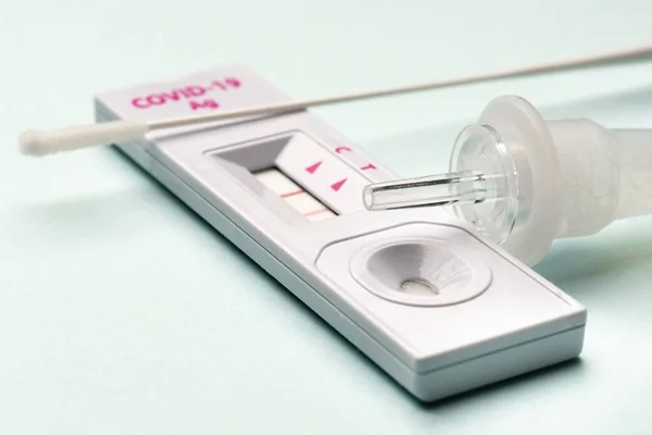 COVID-19 virüsü için hızlı test cihazı ve pozitif sonuç makro