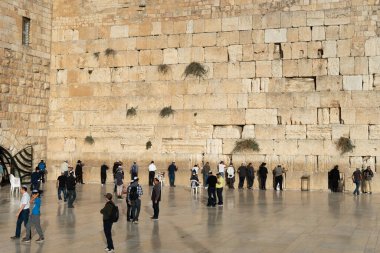 JERUSALEM, ISRAEL - 26 Kasım 2019: Kudüs 'teki Ağlama Duvarı' nın yanında duran bir sürü insan