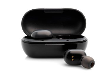 Beyaz arka planda gölgeli plastik kaplı modern kablosuz siyah kulaklıklar. Stüdyo çekimi.