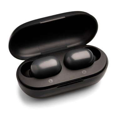 Plastik kutuda duran modern kablosuz siyah kulaklıklar gölgeli beyaz arka planda izole edilmiş. Stüdyo çekimi.