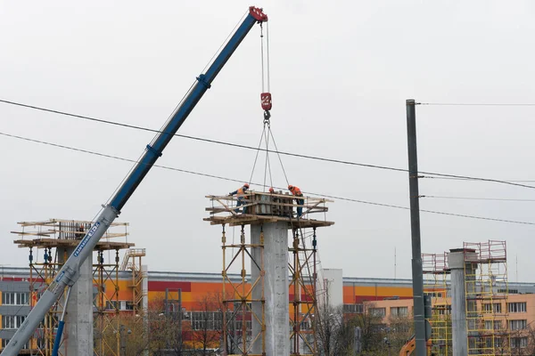 Mosca, Russia - 30 aprile 2021. I lavoratori costruiscono un ponte di sostegno — Foto Stock