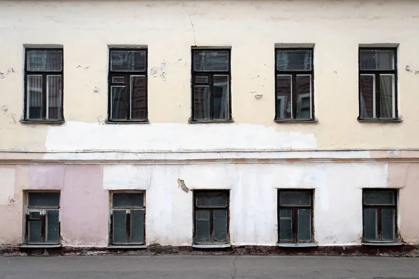 Vista frontal de una casa rusa antigua de Moscú con ventanas bajas —  Fotos de Stock