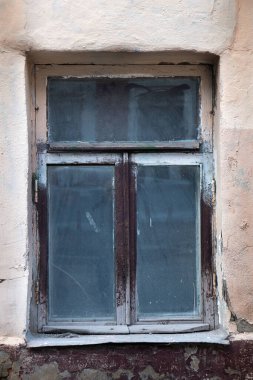 Moskova 'da eski bir evin tozlu penceresi kapalı.