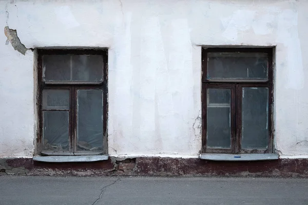 Las ventanas de una antigua casa de Moscú están bajas por encima del suelo — Foto de Stock