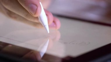 Bir matematik öğrencisinin tablet makrosu üzerine matematik formülleri ve bilimsel semboller yazması.