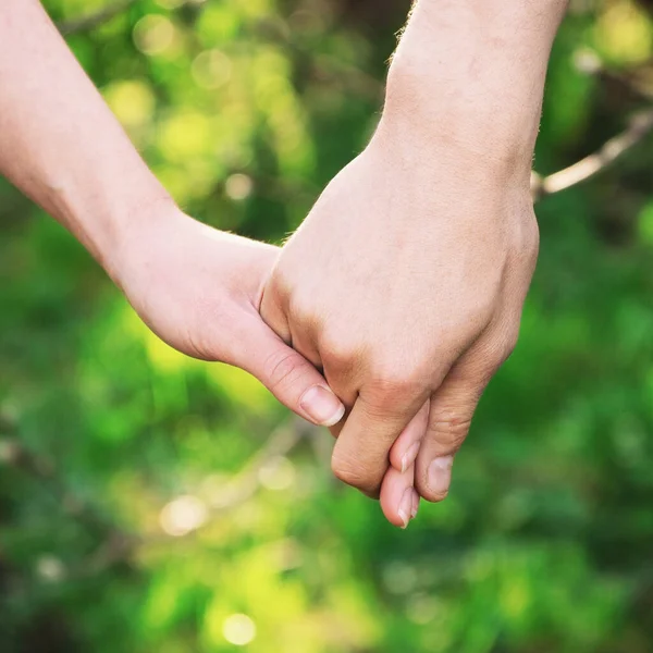 Zärtlich Umklammerte Hände Eines Jungen Paares Freien Bei Einem Sommerlichen — Stockfoto