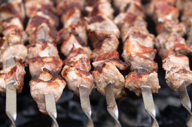 Taze pişirilmiş ızgarada, dışarıda odun kömürü var.