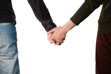 Beyaz tenli genç çift el ele tutuşuyor.