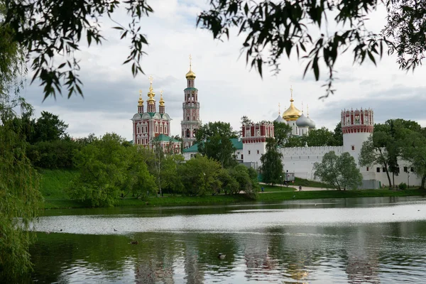 View Novodevichy Monastery Located Moscow Spring Evening Blurred Tree Leaves — Stock Photo, Image