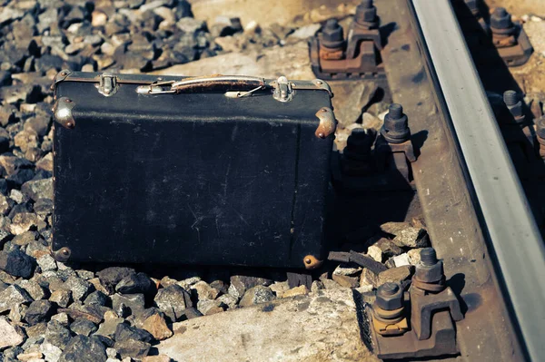 Vieja maleta se encuentra cerca de un ferrocarril — Foto de Stock