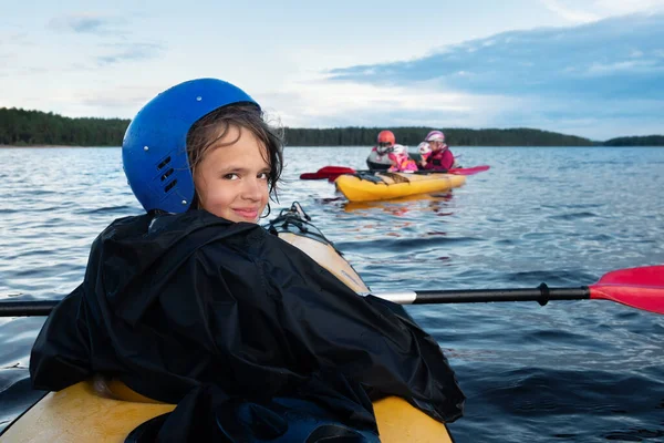 Adolescente Caucasienne Casque Protection Fatigué Mais Heureux Kayak Voyage Trouve — Photo