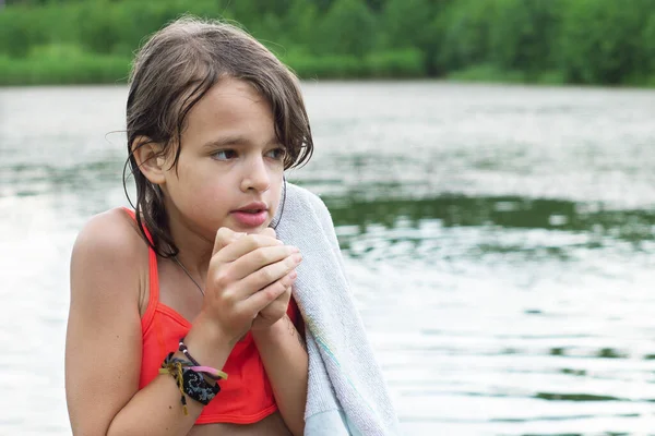 Triste Gelé Adolescent Caucasien Fille Frissonnant Après Baignade Dans Lac — Photo