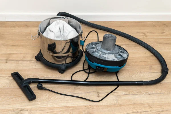 Opened construction vacuum cleaner on the floor — Stock Photo, Image