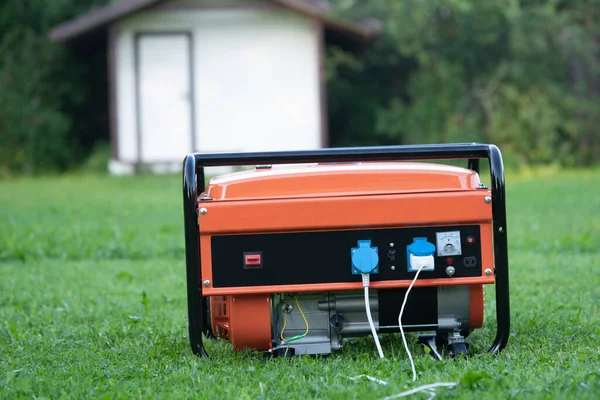 Портативний електричний генератор на задньому дворі літнього будинку на відкритому повітрі — стокове фото