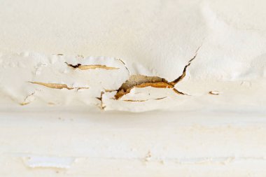 Üst kattaki su sızıntısından sonra tavandaki kırık alçı parçası.