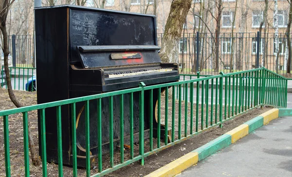 Viejo pianoforte izquierda al aire libre —  Fotos de Stock