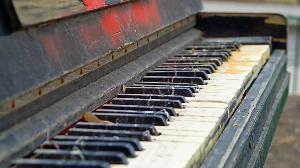 Açık havada terk edilmiş eski püskü eski piyano — Stok fotoğraf