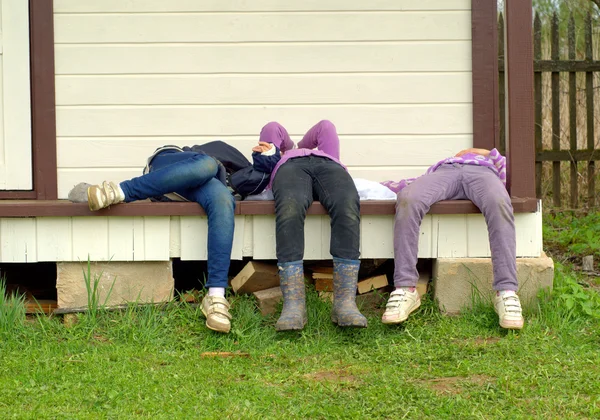 Niñas jugando al aire libre — Foto de Stock