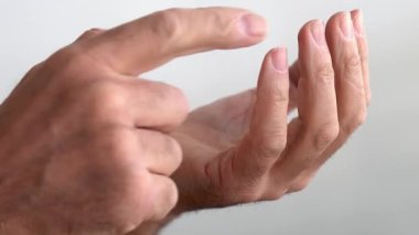 Erkek eller beyaz arka planda izole edilmiş parmaklara güveniyor.