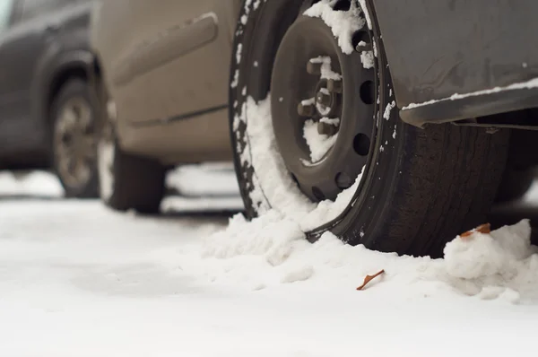 Ein Auto im Schnee — Stockfoto