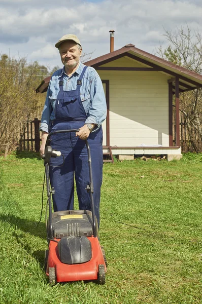 Feliz anciano cortando hierba — Foto de Stock
