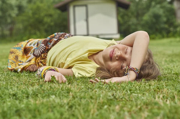 Nice ten year-old girl enjoying summer nature outdoors. — Stock Photo, Image